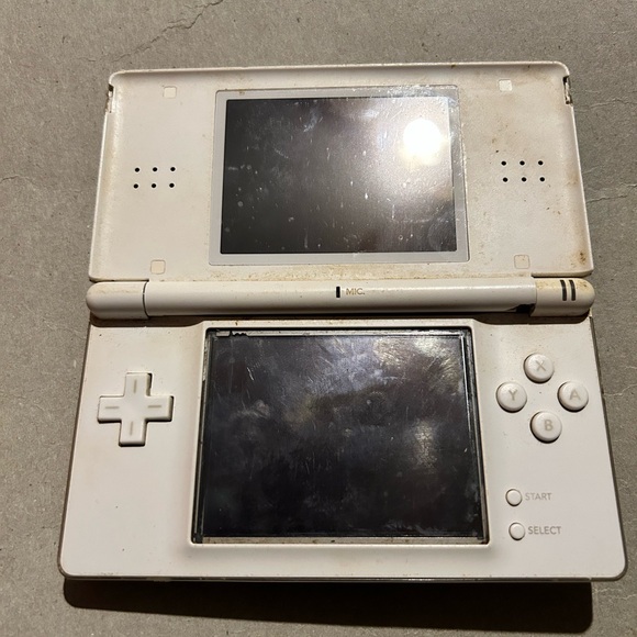 Ds lite (not working) - Picture 2 of 4